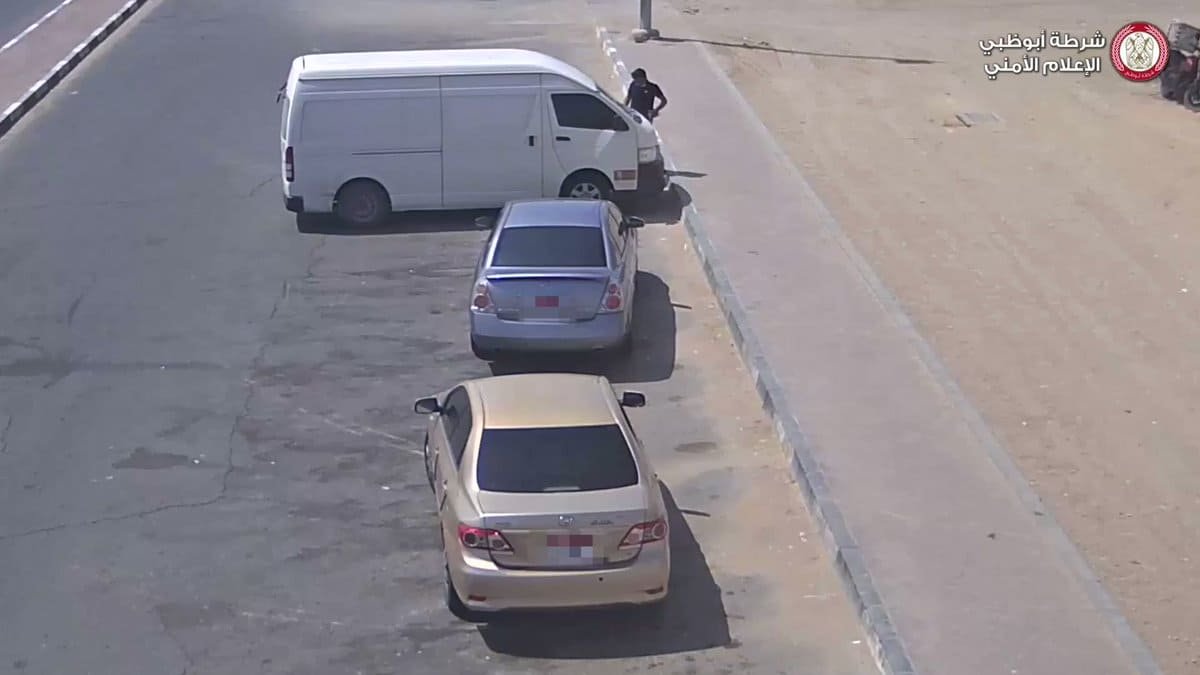 غرامتها 1000 درهم و6 نقاط مرورية… شرطة أبوظبي تُخالف 162 سائقًا لإلقاء مخلفات أثناء القيادة-الإمارات